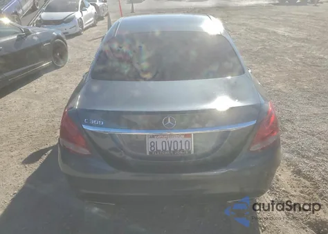 2016 Mercedes-Benz C 300 z USA, uszkodzony, nr VIN 55SWF4JB5GU131340